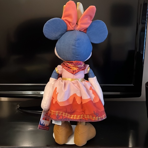 Disney MMMA Big Thunder Mountain Minnie Plush - Picture 3 of 3